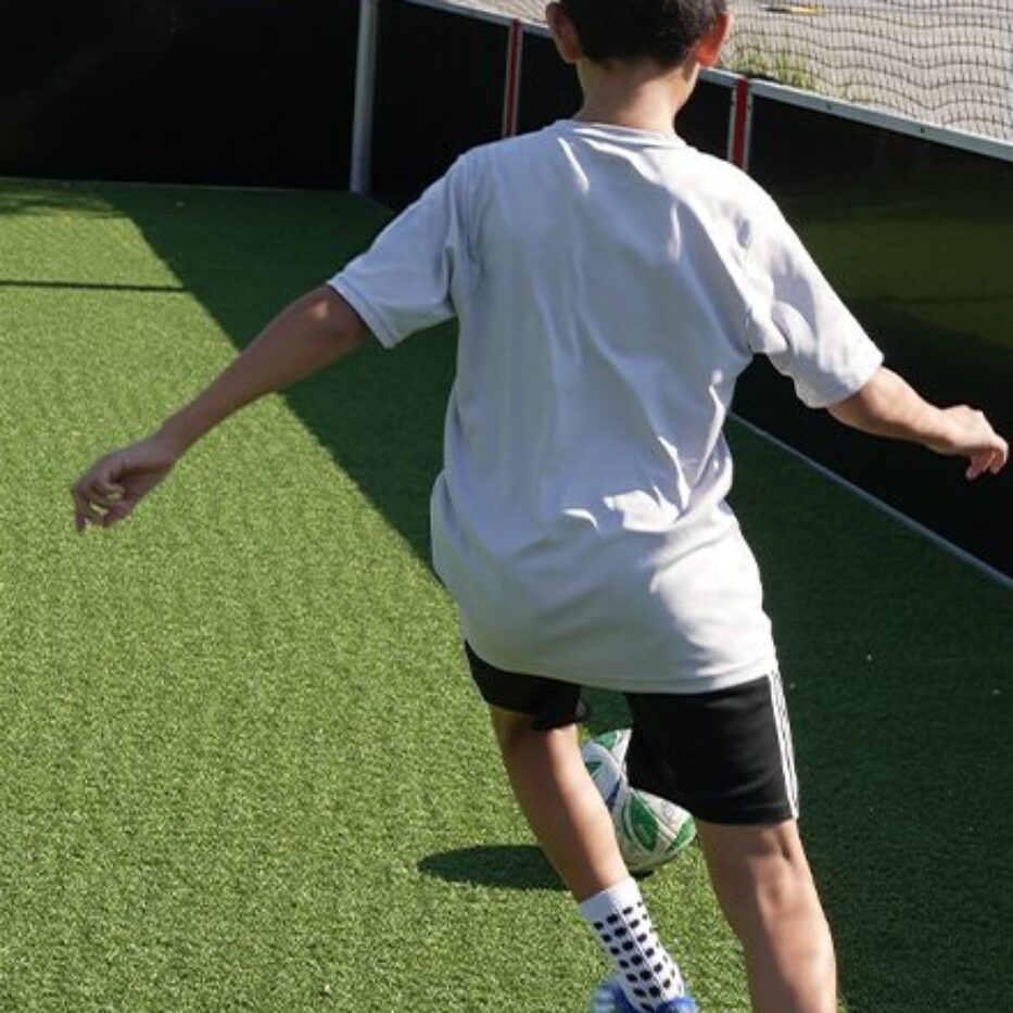 soccerplayer-kicking